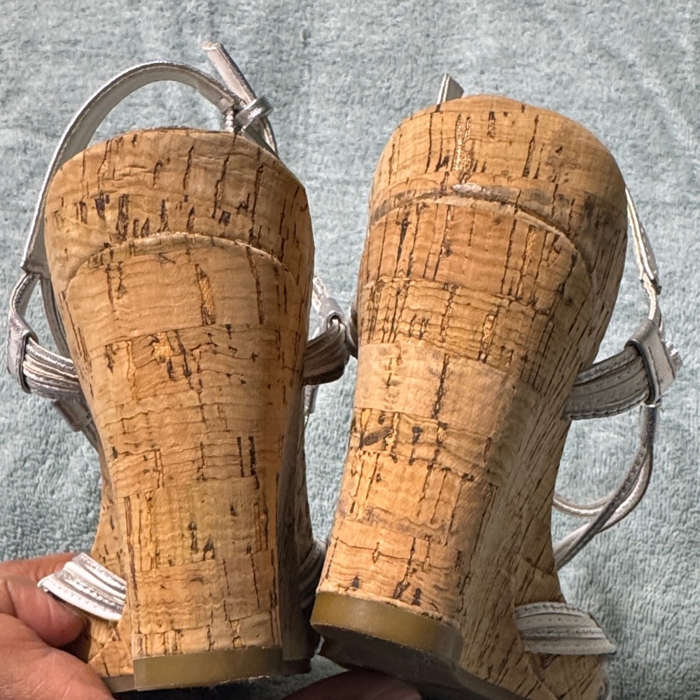 AEROSOLES Women's Metallic Strappy Sandals CUTE and COMFY - Picture 3 of 8